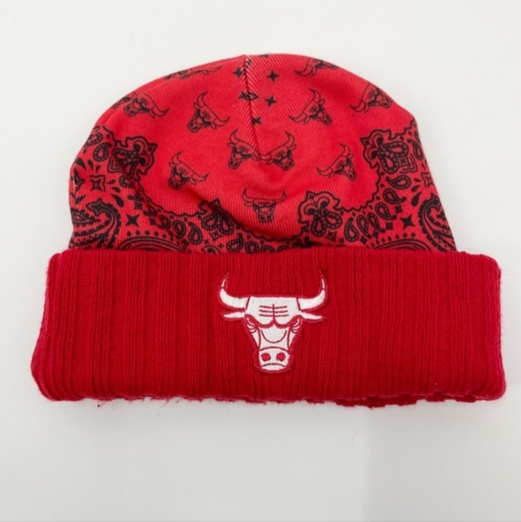 (SOLD)....Bulls red bandanna Beanie - Picture 2 of 4